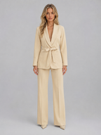 Ensemble femme avec blazer ceinturé et pantalon à jambes larges