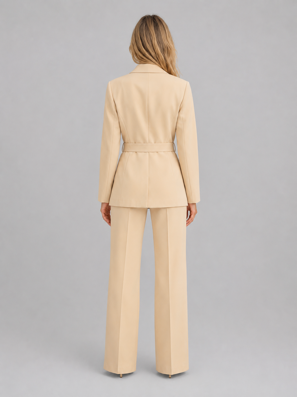 Ensemble femme avec blazer ceinturé et pantalon à jambes larges
