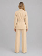 Ensemble femme avec blazer ceinturé et pantalon à jambes larges