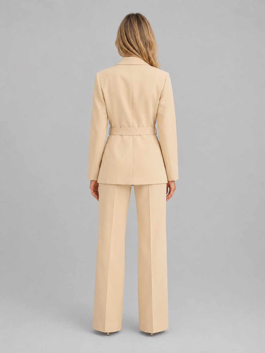 Ensemble femme avec blazer ceinturé et pantalon à jambes larges