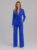 Ensemble femme avec blazer ceinturé et pantalon à jambes larges