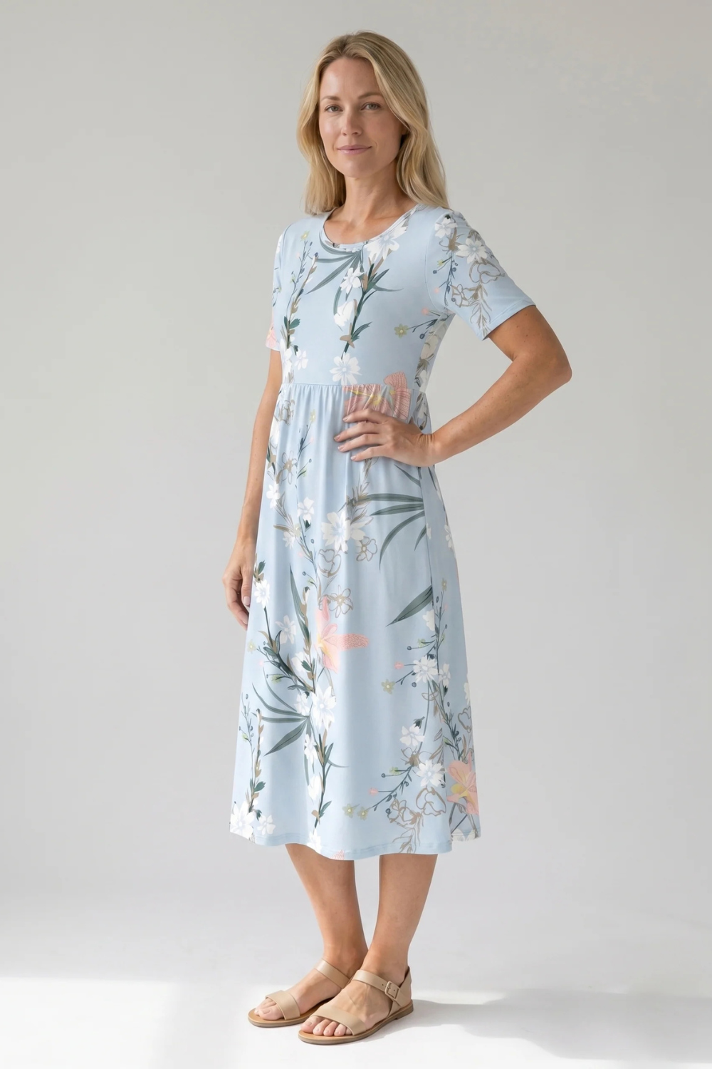 Vestido midi elegante de mujer con estampado floral