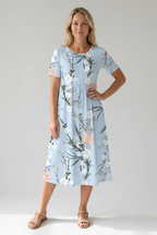 Vestido midi elegante de mujer con estampado floral