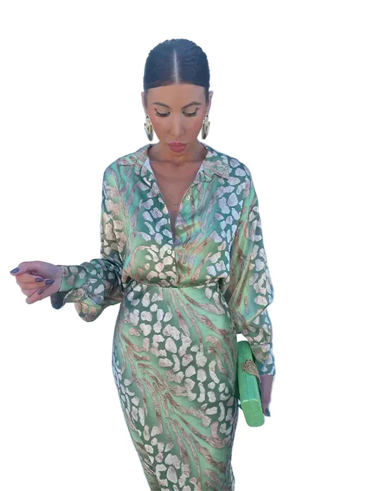Ensemble femme avec top à col et jupe midi