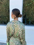 Ensemble femme avec top à col et jupe midi