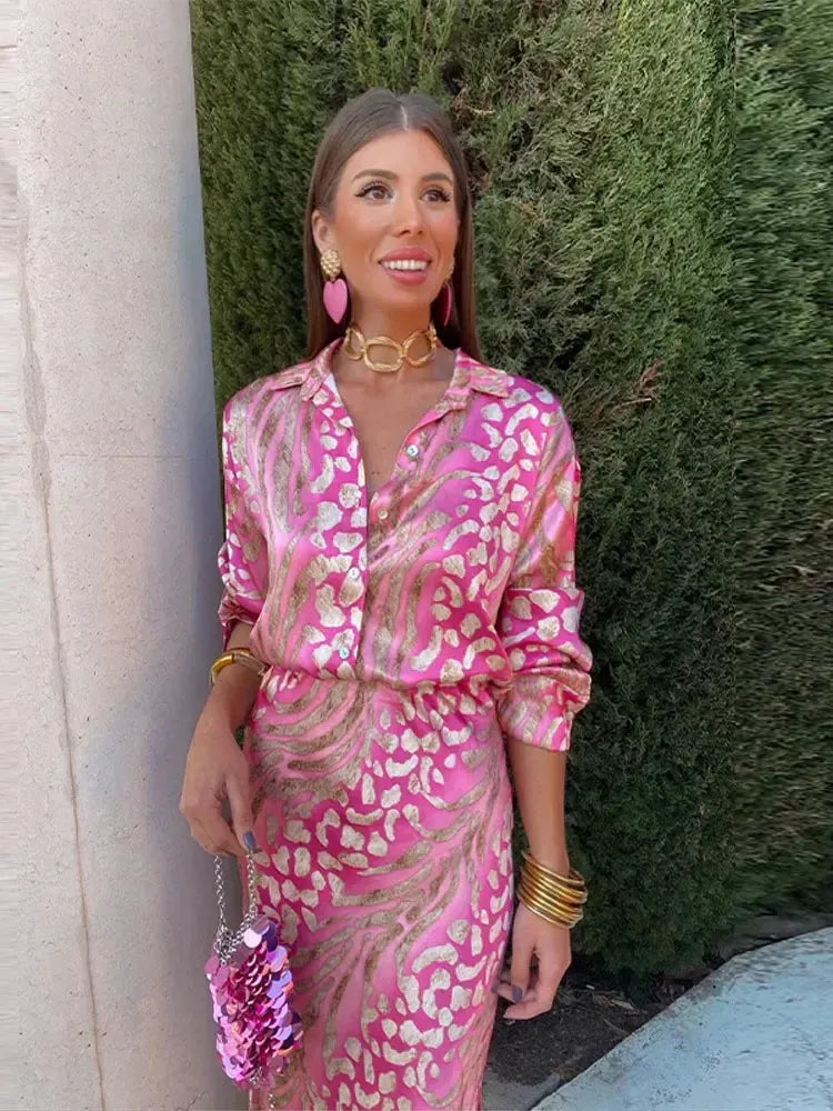 Ensemble femme avec top à col et jupe midi