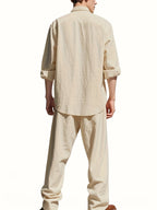 Conjunto completo de hombre de lino con camisa de cuello alto y pantalones