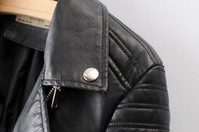 Chaqueta biker entallada para mujer con detalles acolchados