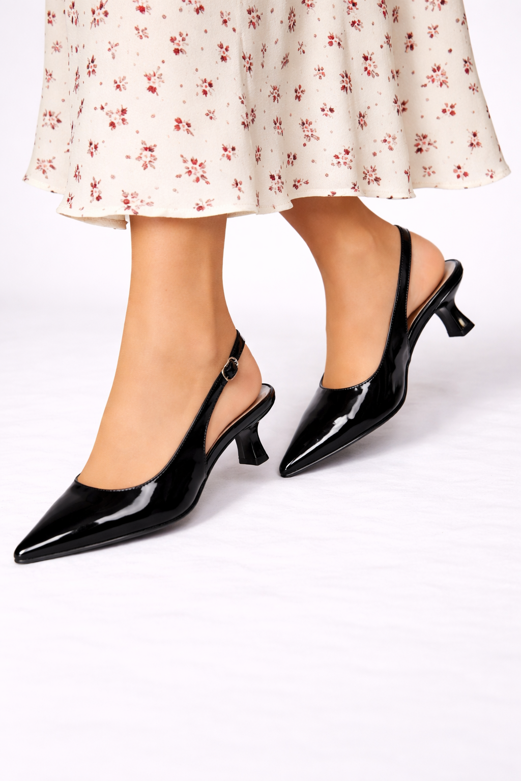 Lucinda Lak Slingback Heels med Spids Tå og Elegant Glans