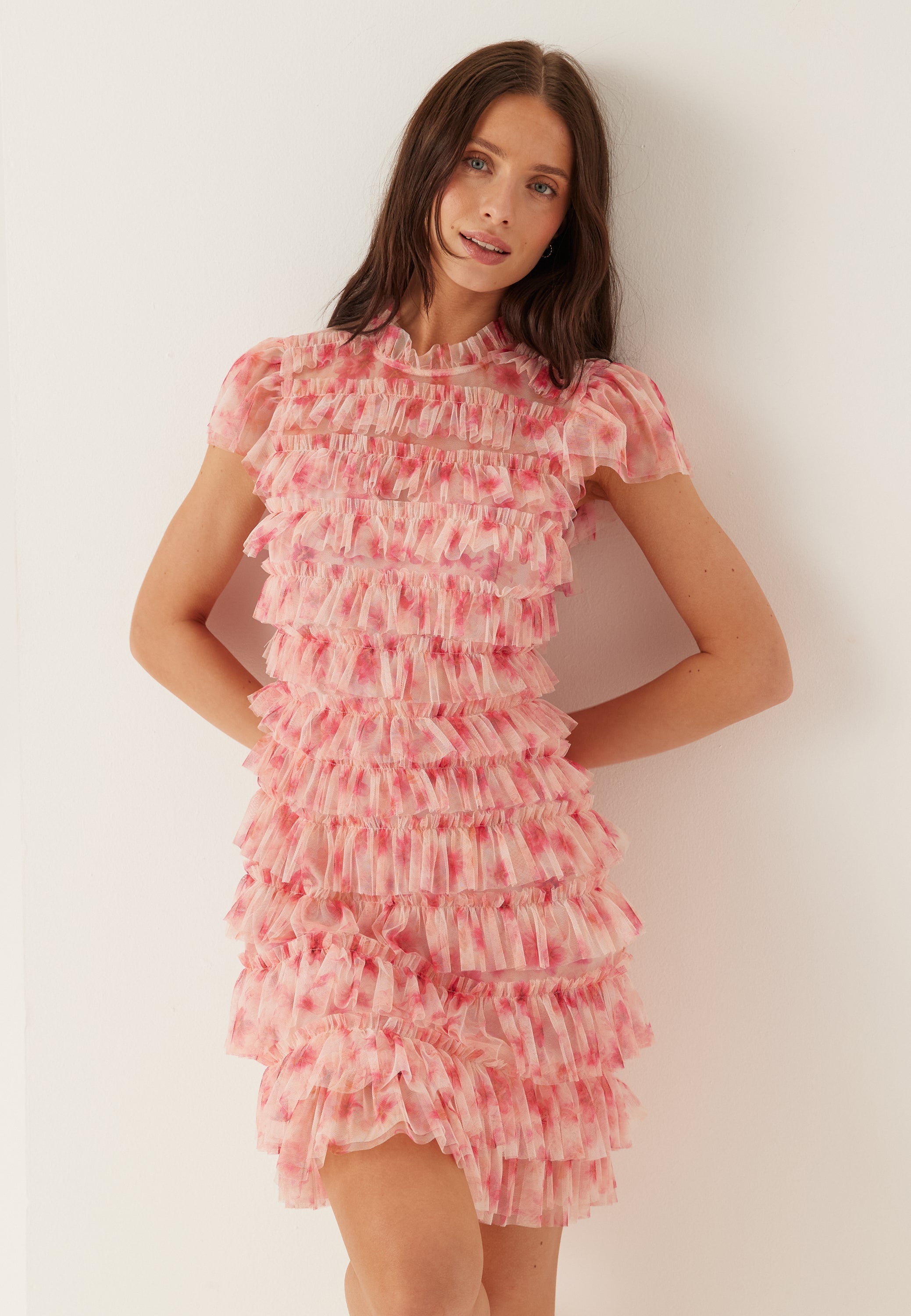 Abito Mini in Tulle con Collo Alto e Volant a Strati