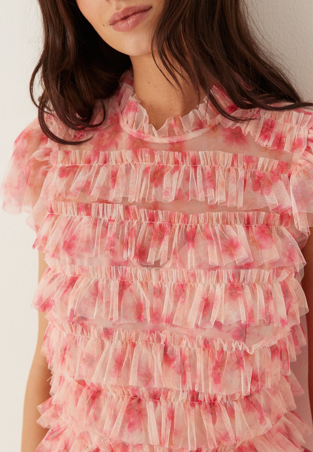 Abito Mini in Tulle con Collo Alto e Volant a Strati