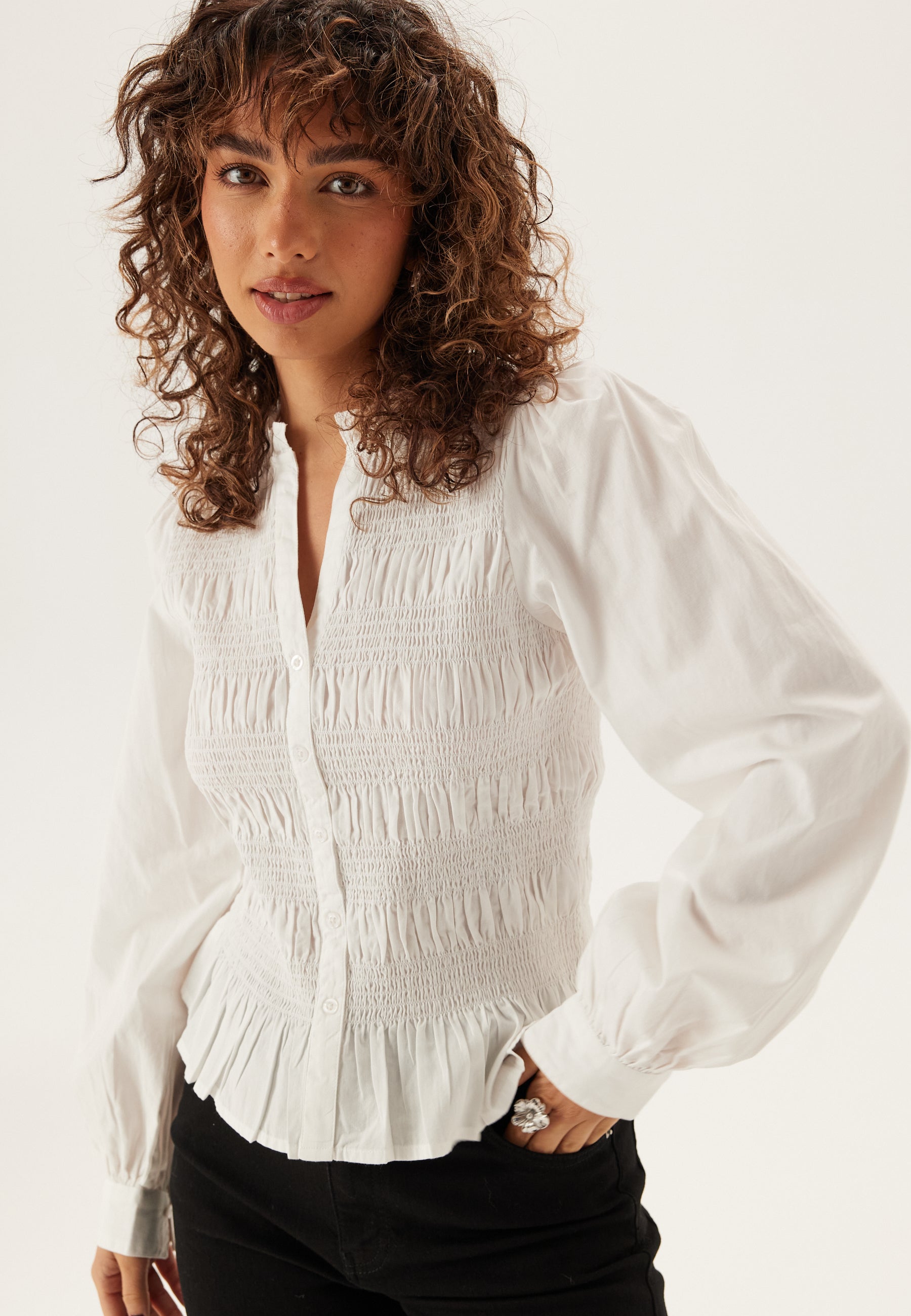Bomuldsbluse med Smock, V-Hals og Puffermer