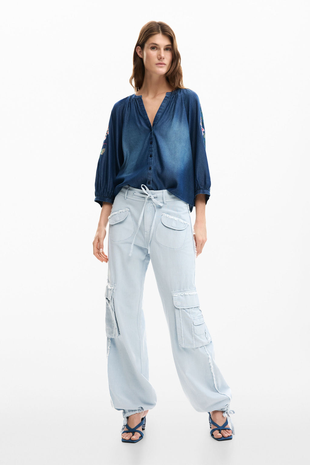 Blusa de mujer azul de manga larga con bordado