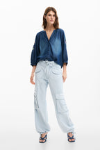 Blusa de mujer azul de manga larga con bordado