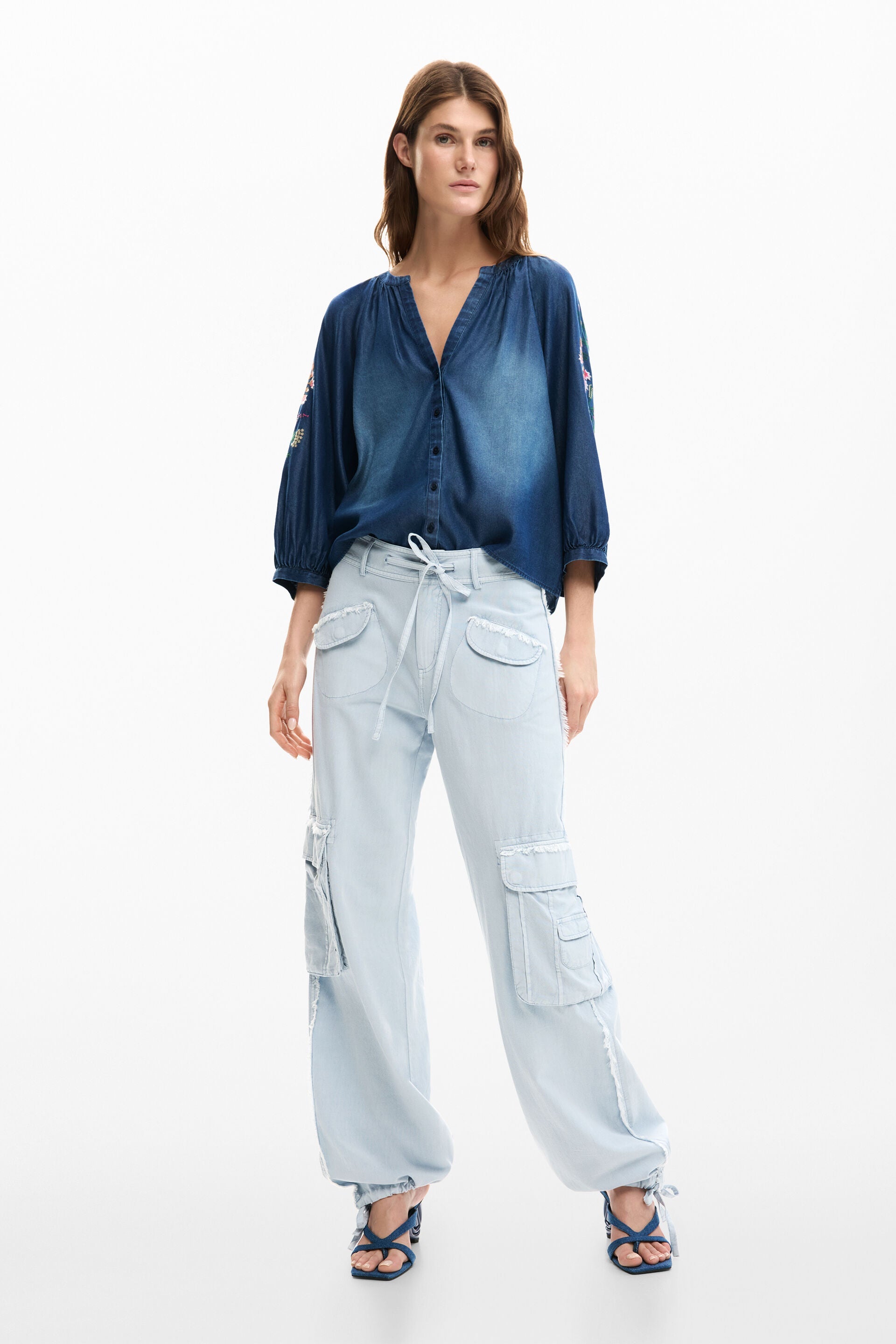Blusa de mujer azul de manga larga con bordado