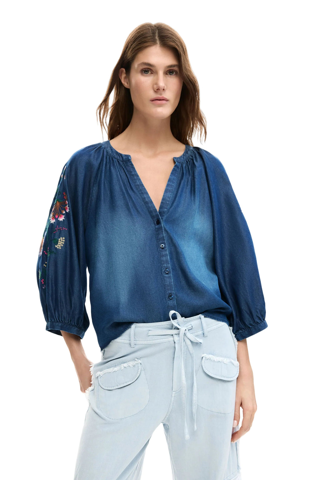 Blusa de mujer azul de manga larga con bordado