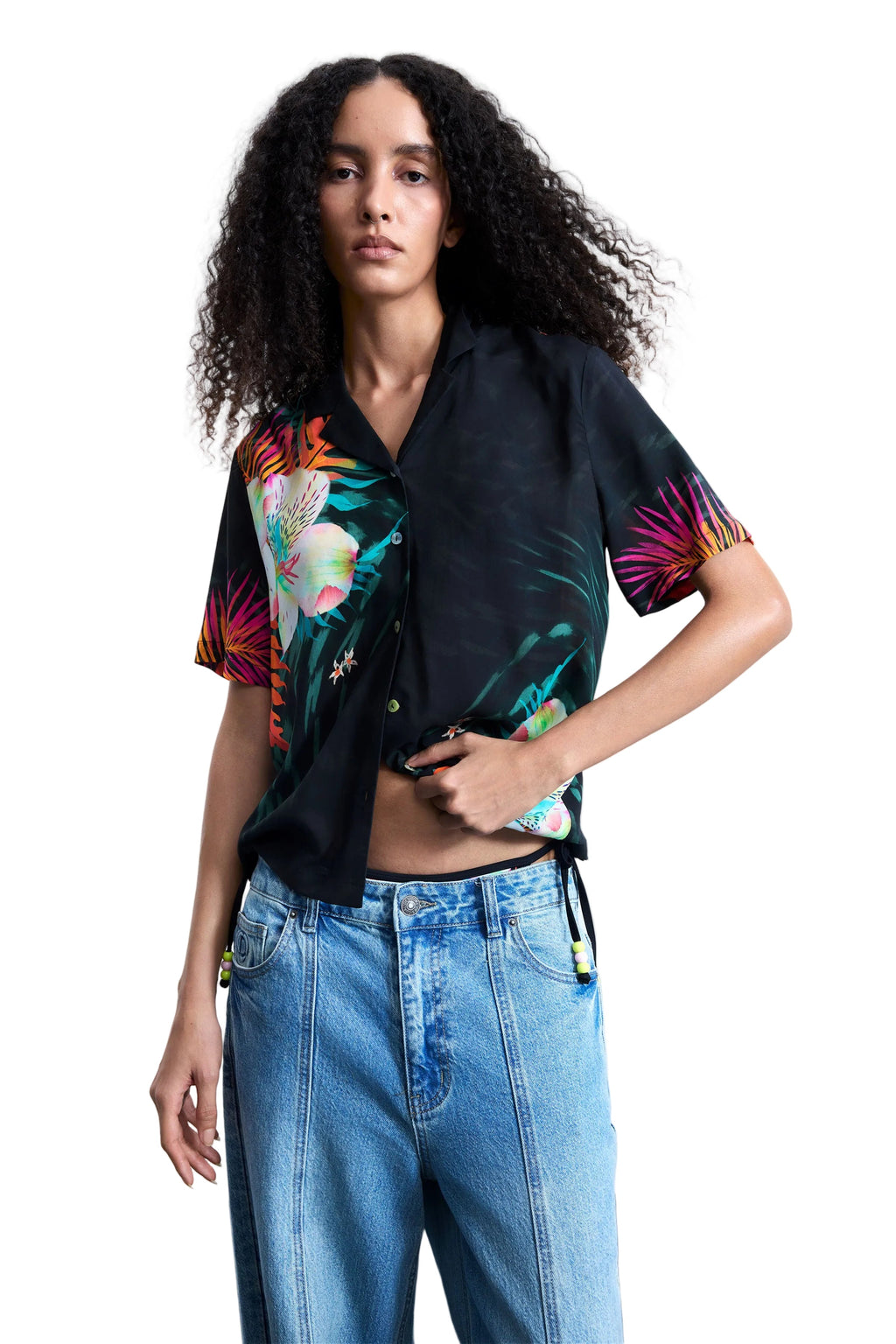 Blusa de mujer negra de manga corta con estampado