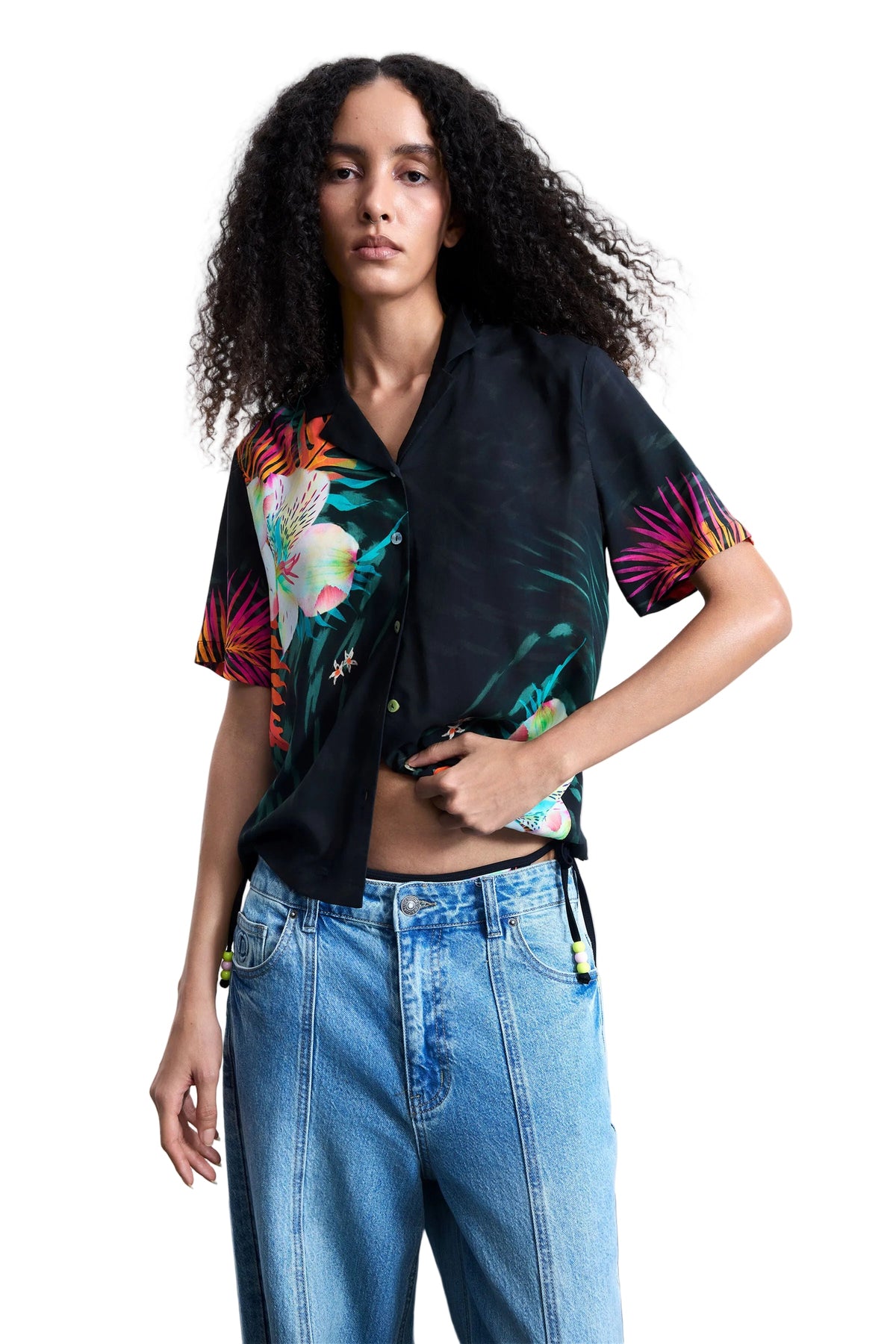 Blusa de mujer negra de manga corta con estampado