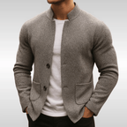 Cardigan Uomo in Maglia Strutturata con Collo Alto e Tasche Applicate – Stile Casual Elegante
