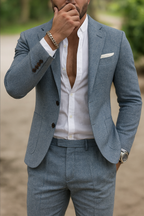 Traje completo de hombre de corte entallado con blazer y pantalones de sastrería