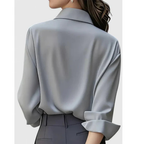 Blusa de mujer con efecto satinado, cuello y mangas largas