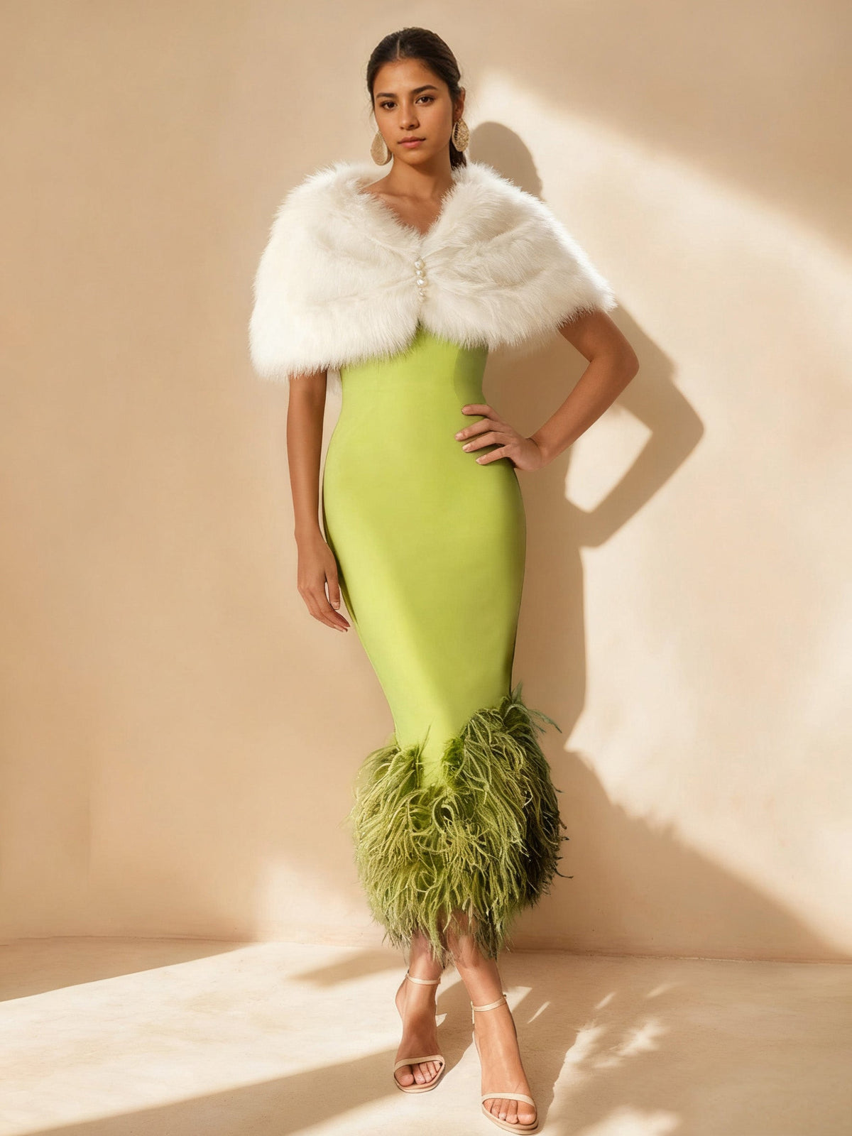 Robe de cérémonie pour femme en satin extensible avec détails en plumes