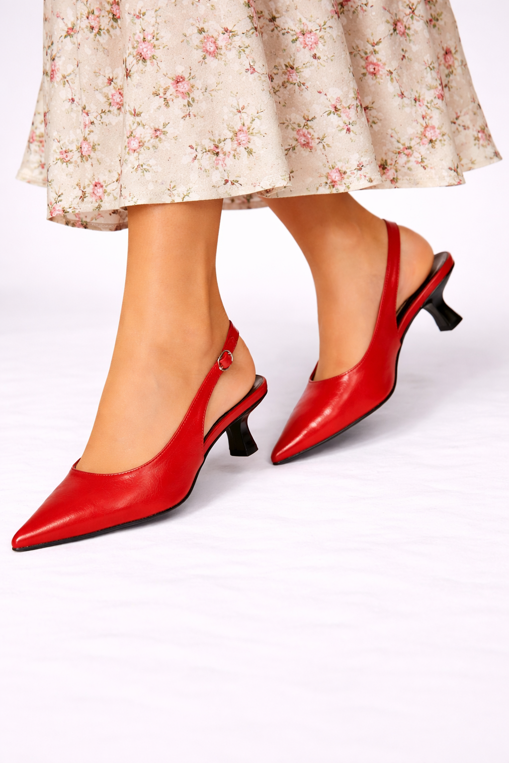Lucinda Lak Slingback Heels med Spids Tå og Elegant Glans