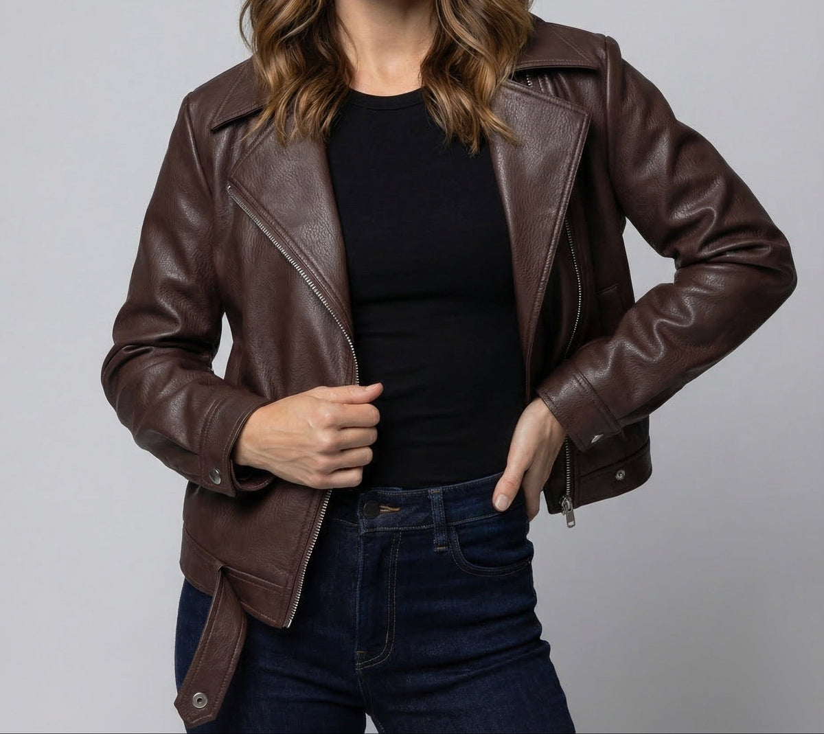 Veste biker pour femme en similicuir avec fermeture éclair asymétrique – Modèle oversize court et moderne