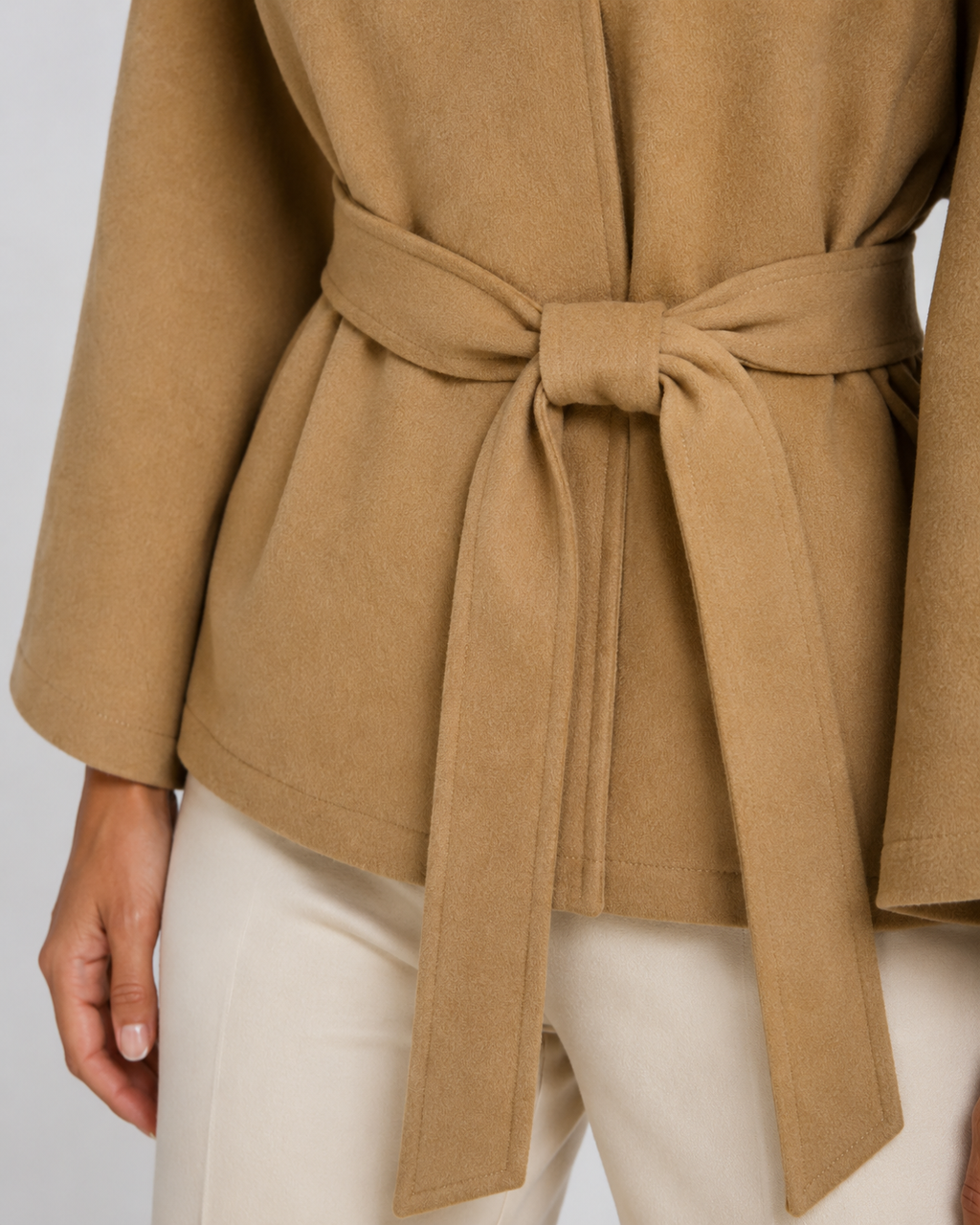 Cape femme avec ceinture et col montant